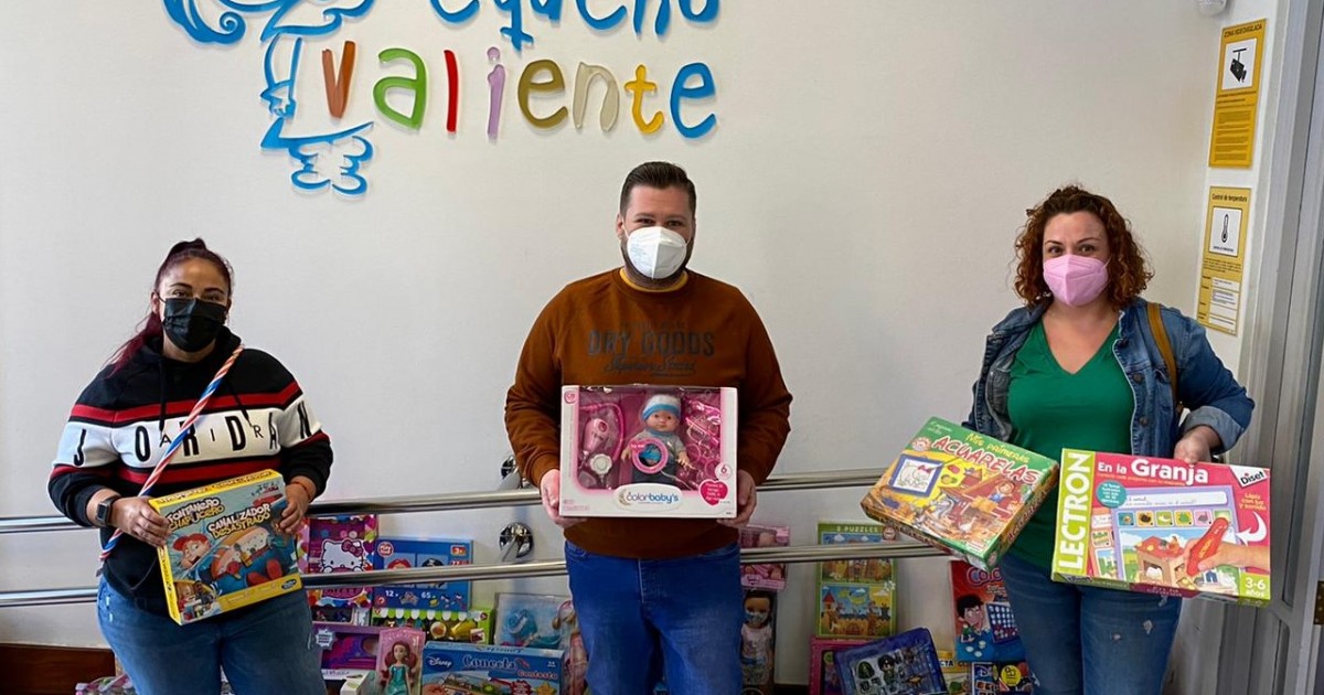 Mogán dona más de 500 juguetes  a la Asociación Pequeño Valiente