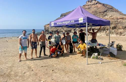 Jornada de limpieza en la playa de Medio Almud y alrededores