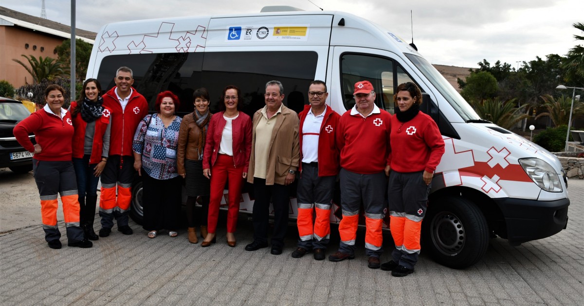 Los mayores de Mogán disfrutan de un nuevo vehículo de transporte adaptado de Cruz Roja