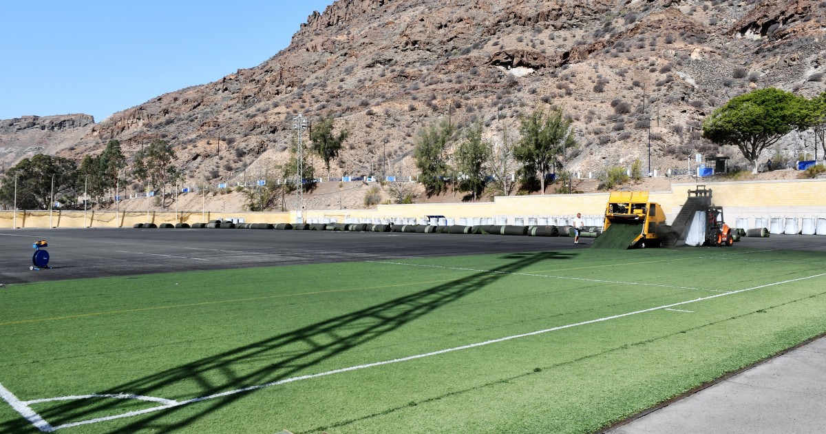 El Ayuntamiento renueva el césped del campo de fútbol de Playa de Mogán