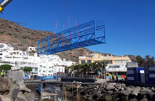 El Ayuntamiento renueva las pasarelas peatonales de Playa de Mogán