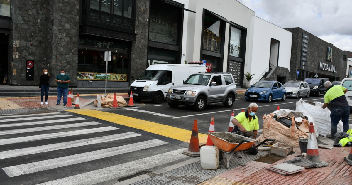 El Ayuntamiento instala un semáforo en la zona comercial de Puerto Rico para aumentar la seguridad de peatones