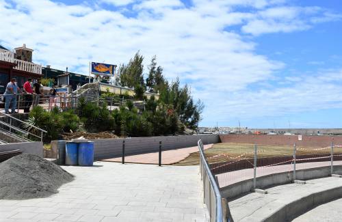 Mogán ejecuta obras de mejora en el solárium y el acceso de la playa de Costa Alegre
