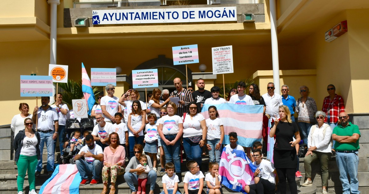 Mogán iza la bandera trans por la visibilidad del colectivo