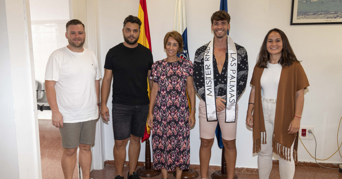 La alcaldesa recibe a Aridane Macías,  moganero representante de Las Palmas  en Mister RNB España