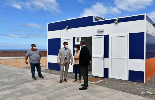 Turismo de Canarias entrega los módulos de restauración y aseos de las playas de Costa Alegre y El Cura