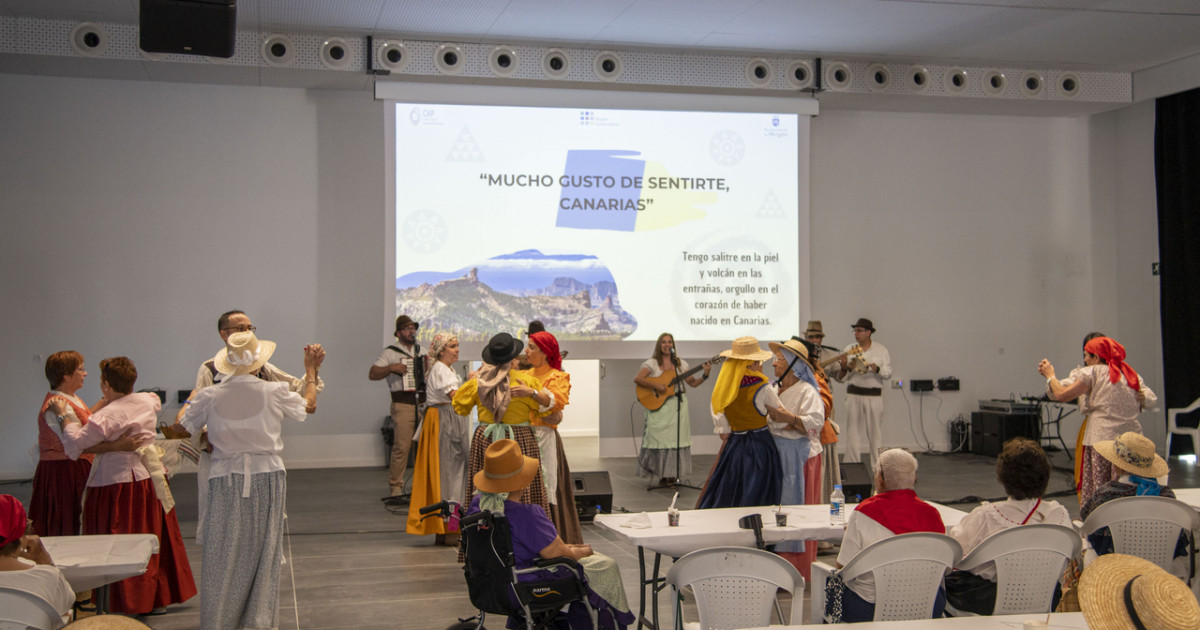 Los mayores del Servicio de Promoción para la Autonomía Personal de Mogán celebran el Día de Canarias
