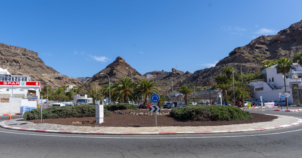 El Ayuntamiento acondiciona  la rotonda de Playa del Cura
